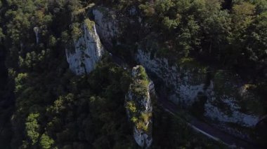 Sersemletici Jura Dağları 'nı saran bu kayalık yol canlı yeşillikleri ve görkemli kaya oluşumlarını gözler önüne seriyor. Sıcak bir yaz gününde doğanın dingin güzelliğini tecrübe et..