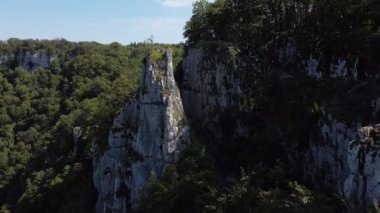 Büyüleyici Jura Dağları 'nda yolculuk. Sıcak güneş yükselen kaya oluşumları üzerinde dans ederken. Yeşilliklerle çevrili dolambaçlı yollarda gezinirken doğanın güzelliğini tecrübe et..