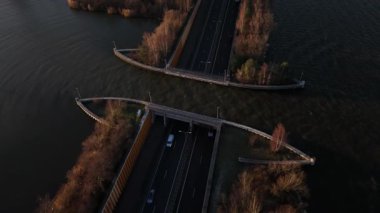 Altın saatin büyüleyici ışığı altındaki çarpıcı Aquaduct Veluwemeer 'e tanık olun. Bu eşsiz su yolu üzerinde güneş batarken doğa ve yapı güzel bir şekilde harmanlanır..
