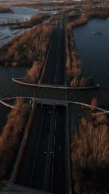 Altın saat, Hollanda 'nın eşsiz yapılandırılmış yolu ve sakin sularını gözler önüne seren Aquaduct Veluwemeer üzerinde sıcak bir parıltı salıyor. Doğa mühendislik dehasıyla çarpışıyor..