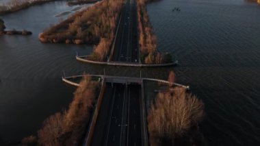 Sakin suların sıcak bir parıltıyı yansıttığı, Hollanda 'da barışçıl bir atmosfer yarattığı altın saat olan Aquaduct Veluwemeer' in çarpıcı güzelliğine tanık olun..