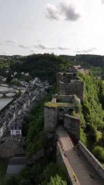 Yaz boyunca Belçika Ardennes 'in göz kamaştırıcı güzelliğiyle çevrili Boullion Kalesi' ni keşfedin. Nefes kesen manzaralar bu tarihi mekanın cazibesini ve bereketli manzarasını yansıtıyor..