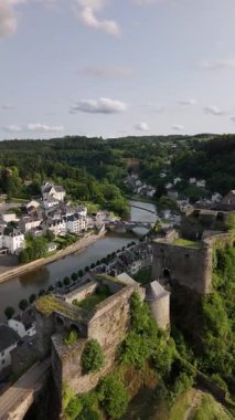Boullion Kalesi 'nin şaşaalı dikey çekimlerini verimli yeşillikler ve Belçika Ardennes' in güneşli bir yaz gününde manzaralı güzelliğini keşfedin. Tarihi ve doğayı birlikte tecrübe etmek..