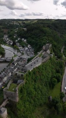 Yükselen kareler, yemyeşil tepelerin arasına yerleştirilmiş görkemli Boullion kalesini gözler önüne seriyor. Sıcak yaz güneşi Belçika 'nın doğal güzelliklerini aydınlatarak aşağıdaki büyüleyici köyü aydınlatıyor..