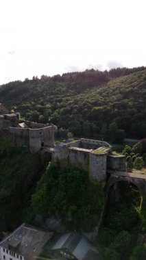 Belçika Ardennes 'in yemyeşil yeşilliğine kurulmuş görkemli Boullion Kalesi' ni keşfedin. Bu yaz gezisinde tarihi mekanı çevreleyen antik mimari ve huzurlu manzaralar sergileniyor..
