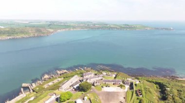 Ziyaretçilerin yaz güneşinin tadını çıkardıkları İrlanda 'daki tarihi bir yer olan Camden Fort Meagher' ı ziyaret edin. Bereketli yeşil manzaralar ve çarpıcı kıyı manzaraları herkes için hoş bir deneyim yaratıyor..