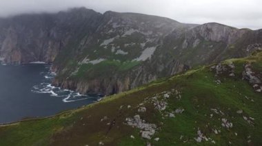 Atlantik Okyanusu 'ndan görkemli bir şekilde yükselirken Avrupa' nın en yüksek deniz kayalıkları olan Slieve League Uçurumlarının nefes kesici güzelliğini deneyimleyin. Vahşi Irelandların engebeli manzarasına ve çarpıcı manzarasına tanık olun..