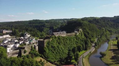 Bu video, Belçika 'nın büyüleyici bir kasabası olan Bouillon' un nefes kesici hava manzarasını gösteriyor. Bouillon Şatosu, vadiye bakan bir uçurumun üzerinde görkemli bir şekilde tünemiş.