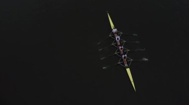 Dinamik bir kürek takımı zarif teknelerini Gent 'in sakin sularında hareket ettiriyor. Güneş batarken parlayan bu güzel zemin barış ve atletizm anı yaratıyor..