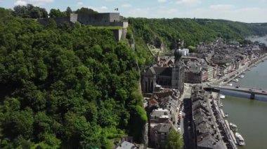 Dinant, Belçika 'nın nefes kesen hava manzarası resimli şehir manzarasını yakalar. Büyüleyici kasabaya bakan uçurumun tepesine tünemiş heybetli kale ve aşağıdaki dolambaçlı nehir çarpıcı bir manzara yaratıyor..