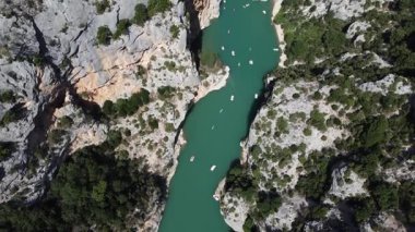 Şafak sökerken, Verdon Doğal Parkı 'nın nefes kesici güzelliğini deneyimleyin. Kayalıklar ve yemyeşil yemyeşil kayalıklarla çevrili, sakin manzarada yavaşça gezinirler..