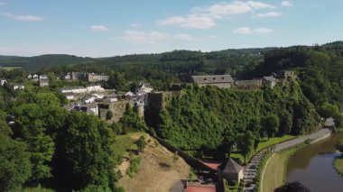 Bu video, Belçika 'nın Ardennes bölgesinin göbeğinde yer alan Bouillon şehrinin nefes kesici hava manzarasını gösteriyor..