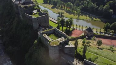 Bu video, Belçika 'nın Bouillon kentindeki tarihi Bouillon Kalesi' nin nefes kesici hava manzarasını gösteriyor. Resimli bir nehre bakan uçuruma tünemiş bir kale zengin tarihin ve mimari güzelliğin bir kanıtı olarak duruyor..