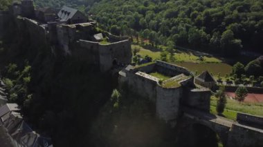 Bu video, Belçika 'nın Rochehaut kentindeki Bouillon şehrinde bulunan Chateau Fort de Bouillon ve Bouillon kasabasının nefes kesici hava manzarasını sunuyor..