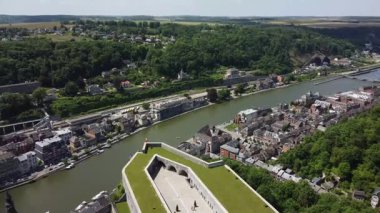 Dinant, Belçika 'nın nefes kesici hava manzarası. Kamera şehrin her tarafında döner, ikonik Hisar 'ı gösterir, Meuse Nehri' ne bakan sarp bir uçurumun tepesine tünemiştir..