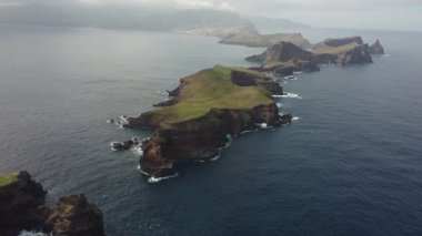 Madeiras sahil şeridi Sao Lourenco 'nun dramatik güzelliğini gösteren bir hava manzarası derin mavi okyanustan yükselen kayalık adalar zincirini gözler önüne seriyor. Manzara engebeli uçurumlar, yeşil yamaçlar ve çarpan dalgalarla karakterize edilir..