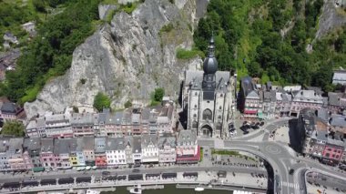 Dinant, Belçika 'nın gökyüzü manzarası, şehirlerin büyüleyici mimarisini gözler önüne seriyor, yüksek uçurumlar ve kıvrımlı Meuse Nehri arasında kurulmuş..