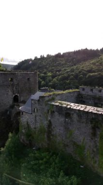 Belçika Ardennes 'de yaz boyunca Boullion Şatosu' nun çarpıcı güzelliğini tecrübe edin. Yüksek duvarlar ve bereketli yeşillik tarih ve cazibeyle dolu büyülü bir atmosfer yaratır..