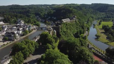 Bu video Bouillon Kalesi ve etkileyici Bouillon Şatosu 'nun çarpıcı hava manzarasını gösteriyor. Belçika kırsalının manzaralı güzelliğinin tadını çıkar. Nehir yemyeşil arazide kıvranıyor..