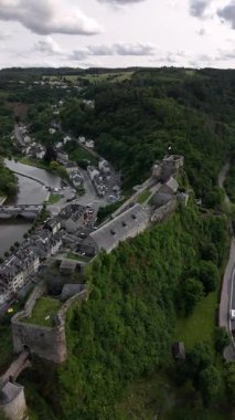 Yükselen kareler, yemyeşil tepelerin arasına yerleştirilmiş görkemli Boullion kalesini gözler önüne seriyor. Sıcak yaz güneşi Belçika 'nın doğal güzelliklerini aydınlatarak aşağıdaki büyüleyici köyü aydınlatıyor..
