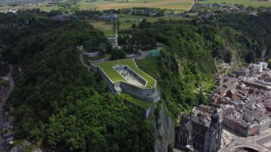 Belçika 'daki Dinant Kalesi' nin çarpıcı hava manzarası şehre bakan bir uçurumun tepesine tünemişti. Kale bereketli yeşilliklerle çevrili ve Meuse Nehri 'nin ve etrafındaki vadinin nefes kesici manzarasını sunuyor..