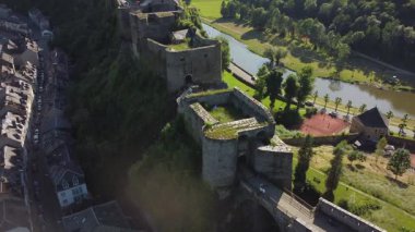 Bu video, Belçika 'nın Bouillon kentindeki tarihi bir kale olan Chateau Fort de Bouillon' un nefes kesici hava manzarasını sergiliyor.