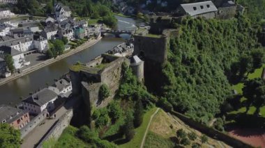 Bu video, Belçika 'nın Bouillon şehrinde bulunan Bouillon şehrinin ve Bouillon şehrinin büyüleyici hava manzarasını sunar..