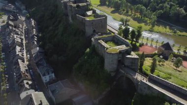 Bu video, Belçika 'nın Bouillon kentinde bulunan tarihi Kasteel van Bouillon' un hava görüntüsünü sergiliyor. Video, şatoların etkileyici mimarisini ve etrafını çevreleyen manzaraları yakalıyor, bunlar arasında pitoresk bir nehir ve yemyeşil ormanlar da var..