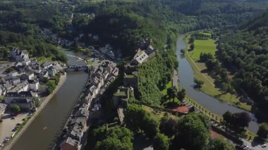 Bu video Belçika 'daki Chateau Fort de Bouillon' un nefes kesici hava manzarasını gösteriyor. Video, resimli kenti, dolambaçlı nehri, yemyeşil ve tarihi şatoyu yakalıyor. Bölgelerin güzelliğini hayret verici bir şekilde gösteriyor..