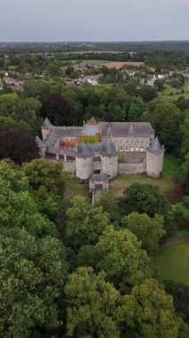 Château de Corroy-le-Chateau 'nun görkemli mimarisini keşfedin. Bu tarihi taşın sükunetini ve onun resmedilmeye değer manzarasını deneyimleyin..