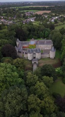 Yeşil ormanların arasına yerleşmiş tarihi Chateau de Corroy-le-Chateau cazibesini sergiliyor. Görkemli mimari, ziyaretçileri zengin mirasını ve nefes kesici çevresini keşfetmek için ağırlıyor..