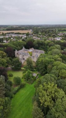 Yeşilliğe gömülü olan Chateau de Corroy-le-Chateau, tarihi cazibesiyle büyülenir. Doğa bu görkemli yeri sarmış, keşif ve keşifleri her yöne davet ediyor..