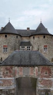 Belçika 'nın göbeğinde yer alan Chateau de Corroy-le-Chateau, ortaçağ mimarisi ve zengin tarihi sergiler. Görkemli kulelerini ve karmaşık taş işçiliğini keşfedin..