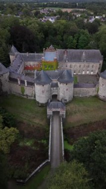 Şato de Corroy-le-Chateau 'nun şaşaalı mimarisini keşfedin. Yeşillik içinde gömülü. Kadim yapı sizi tarihi cazibesine ve dingin çevresine şükretmeye davet ediyor..