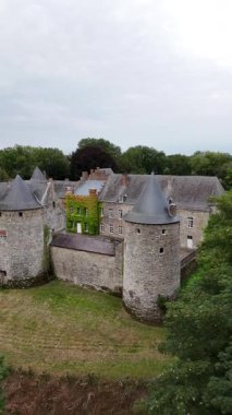 Corroy-le-Chateau Şatosu 'nun pitoresk sahalarında dolaşın, burada antik taş kuleler canlı yeşilliklerle buluşur, sonbaharda bu tarihi manzaranın çarpıcı güzelliğini sergilerler..