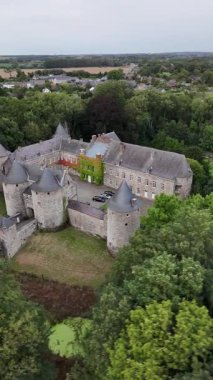 Doğaya yerleşmiş olan Chateau de Corroy-le-Chateau, mevsim geçişleri gibi canlı yeşillikler arasında görkemli kulelerini sergiliyor. Büyüleyici manzarasını ve tarihsel cazibesini keşfedin..