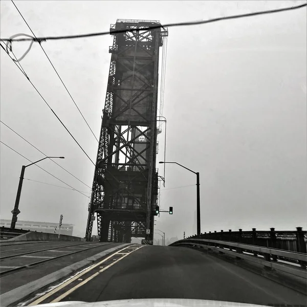 Uma Ponte Que Contrasta Com Tempo Nublado Noroeste — Fotografia de Stock