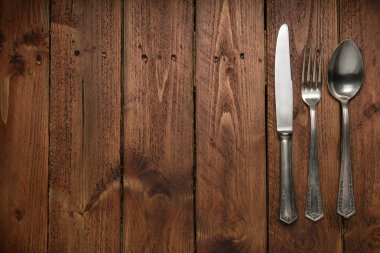 Gümüş bir masada boş bir etiket ile