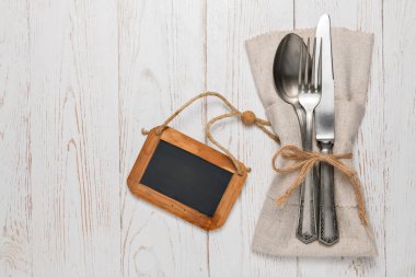 Gümüş bir masada boş bir etiket ile