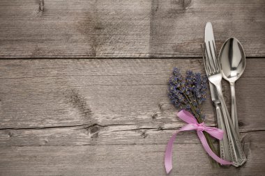 Gümüş bir masada boş bir etiket ile