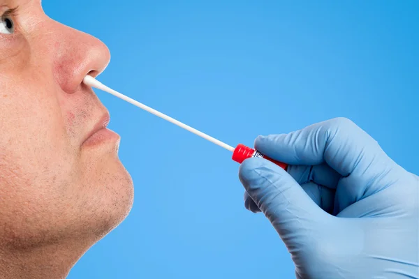 Il medico fa un test del tampone nasale — Foto Stock