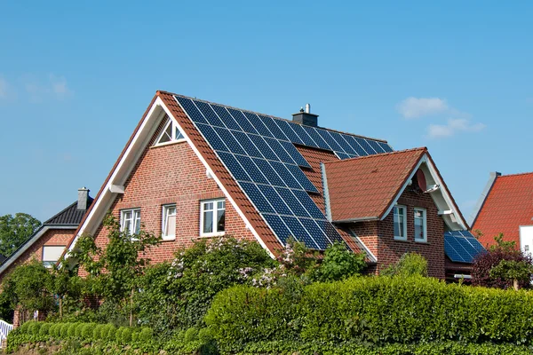 Telhado solar em uma única casa — Fotografia de Stock