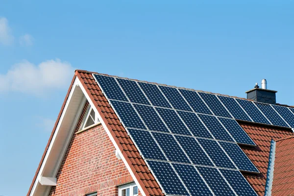 1 つの家に太陽電池屋根 — ストック写真