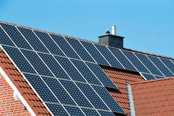 Telhado solar em uma única casa — Fotografia de Stock