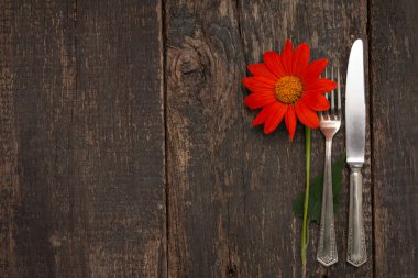 Meksika ayçiçeği ile eski masada çatal bıçak takımı