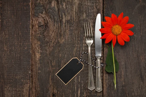 Besteck auf altem Tisch mit mexikanischer Sonnenblume — Stockfoto