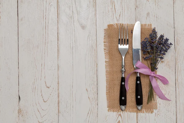 Besteck auf einem Holztisch mit Lavendel — Stockfoto