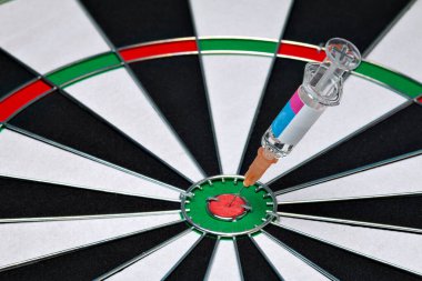 Şırınga aşısı dart tahtasında.