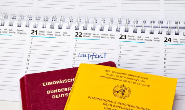 Impfpass Und Impfpass Auf Kalender Mit Impfdatum — Stockfoto