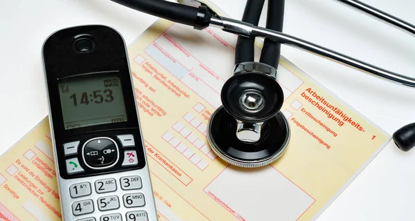 Arbeidsongeschiktheid Het Bureau Van Een Arts Met Telefoon Stockafbeelding